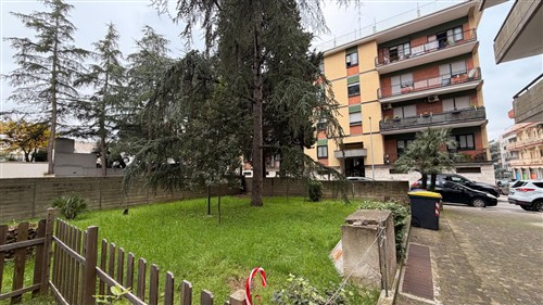 Locale commerciale angolare con 4 vetrine, giardino e cortile, zona ospedale